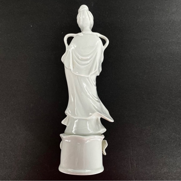 Timeless Blanc De Chine Porcelain Geisha Figurine - Picture 4 of 6